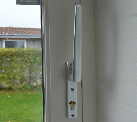 Skydedoer-til-terrassen-med-integreret-laasecylinder